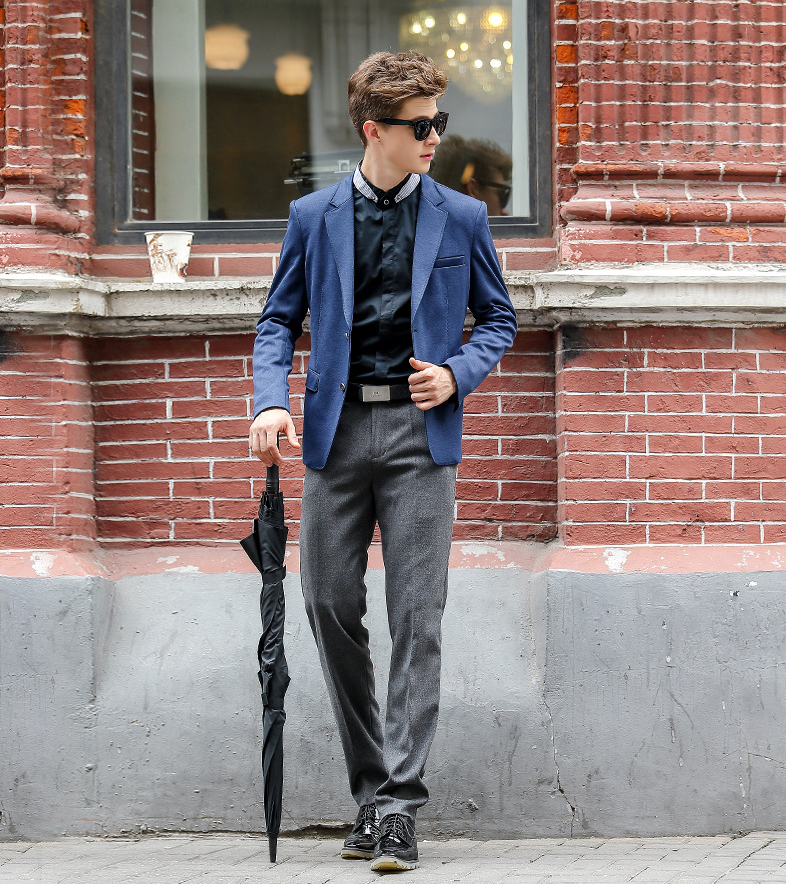 灰蓝色的西装外套搭配同色的西装裤.内搭一件白色衬衣.