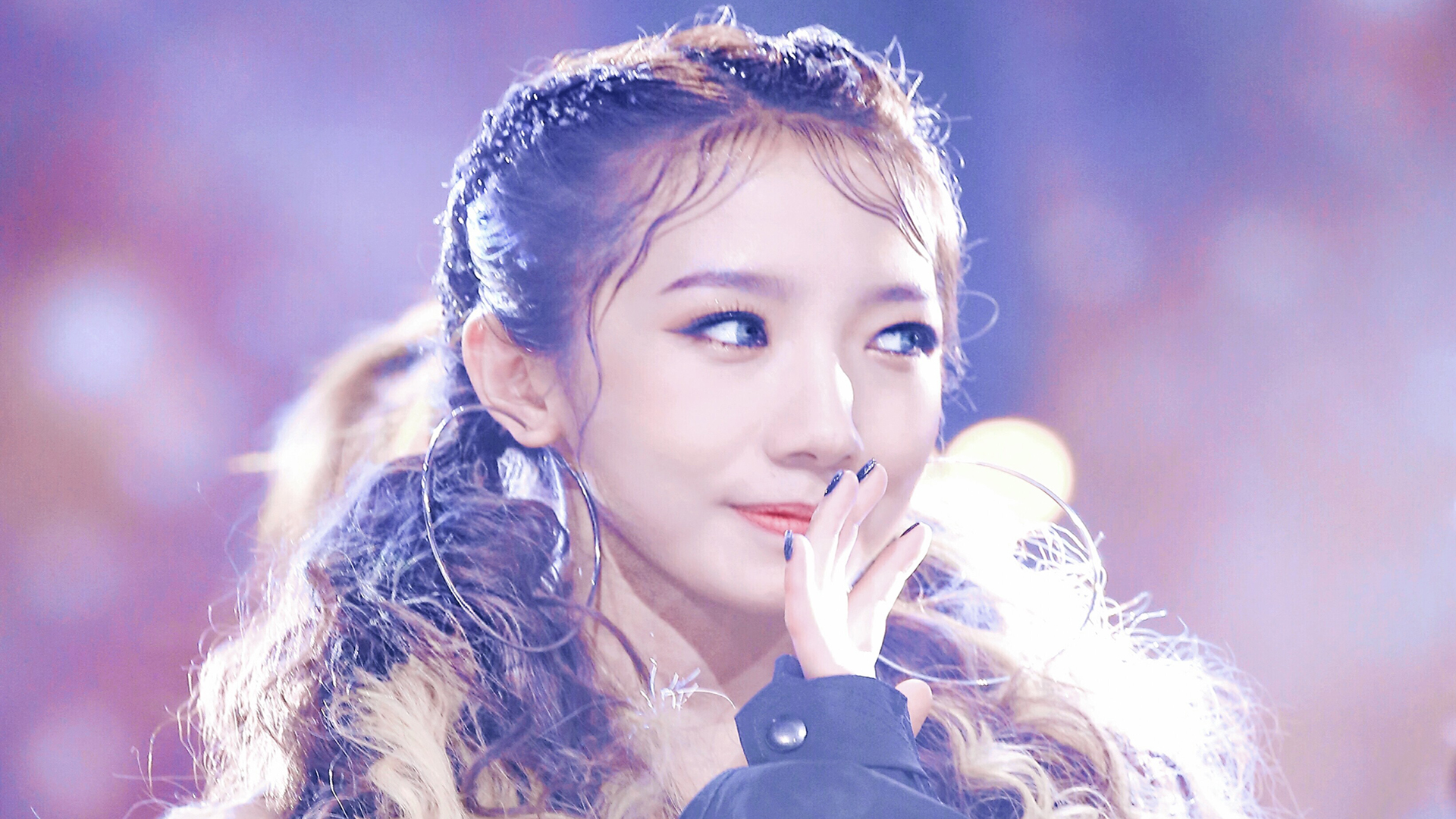 孟美岐的裙子性感又另类,小蜂腰让人移不开眼睛