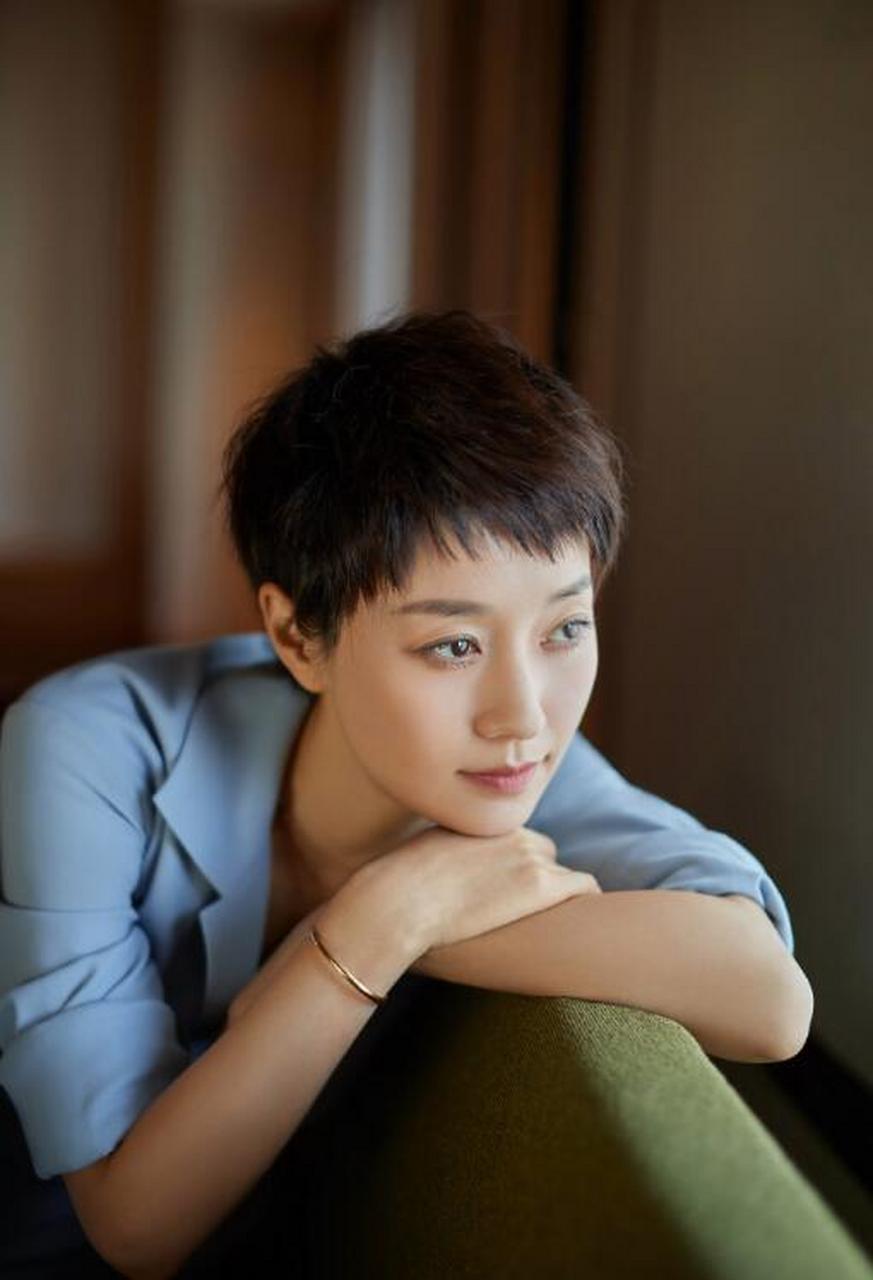 马伊琍太飒了,穿灰色连体裤单手插兜,一头短发更是给气场加分~ #万物