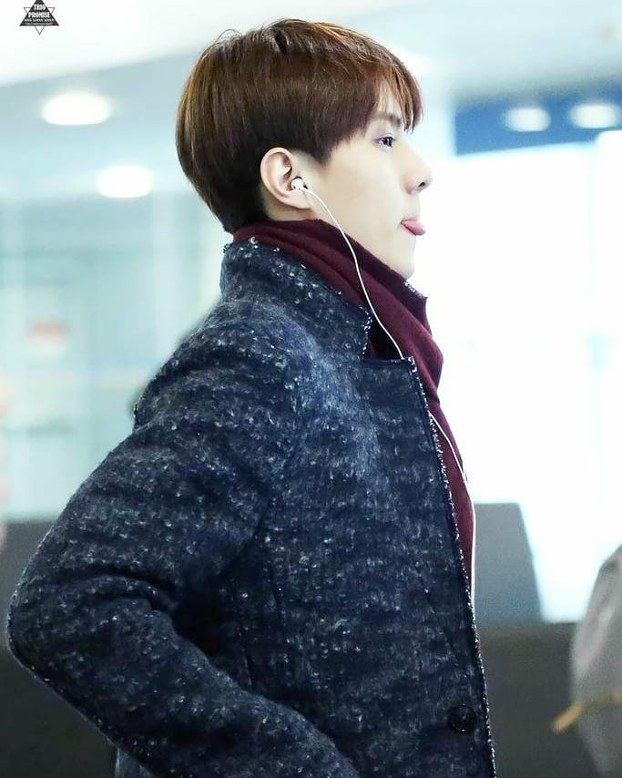 吴世勋一身风衣亮相机场,贵族气质很高冷