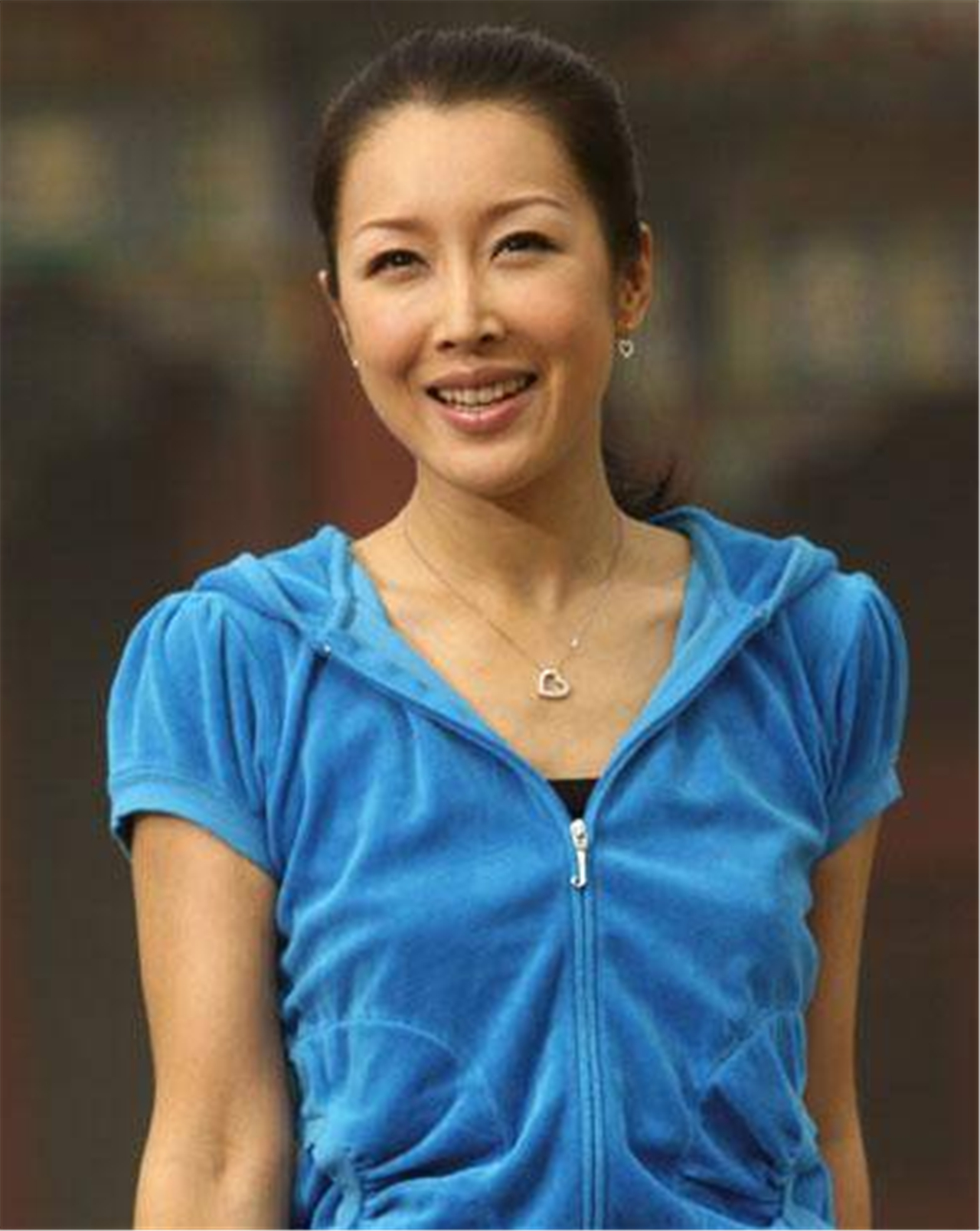 46岁孙悦肤白貌美,晒与老公合照,满脸幸福