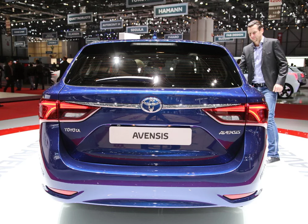 为大家品读一款丰田avensis基本型车身流线型好