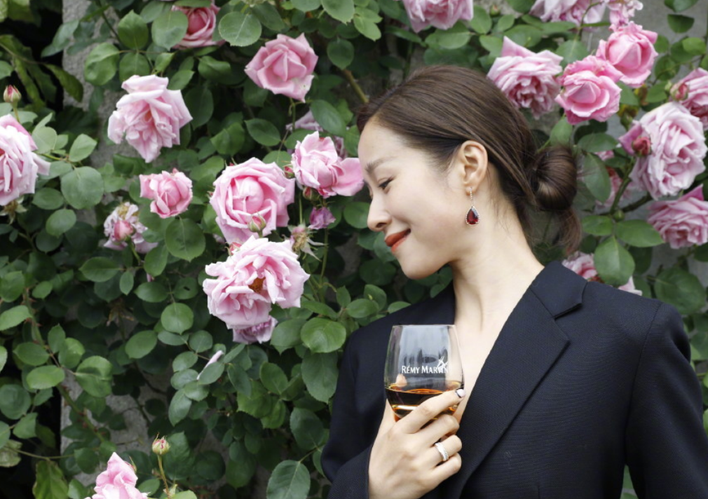 江一燕默认与富商分手?罗红深夜带神秘白衣女子回别墅,水真深!