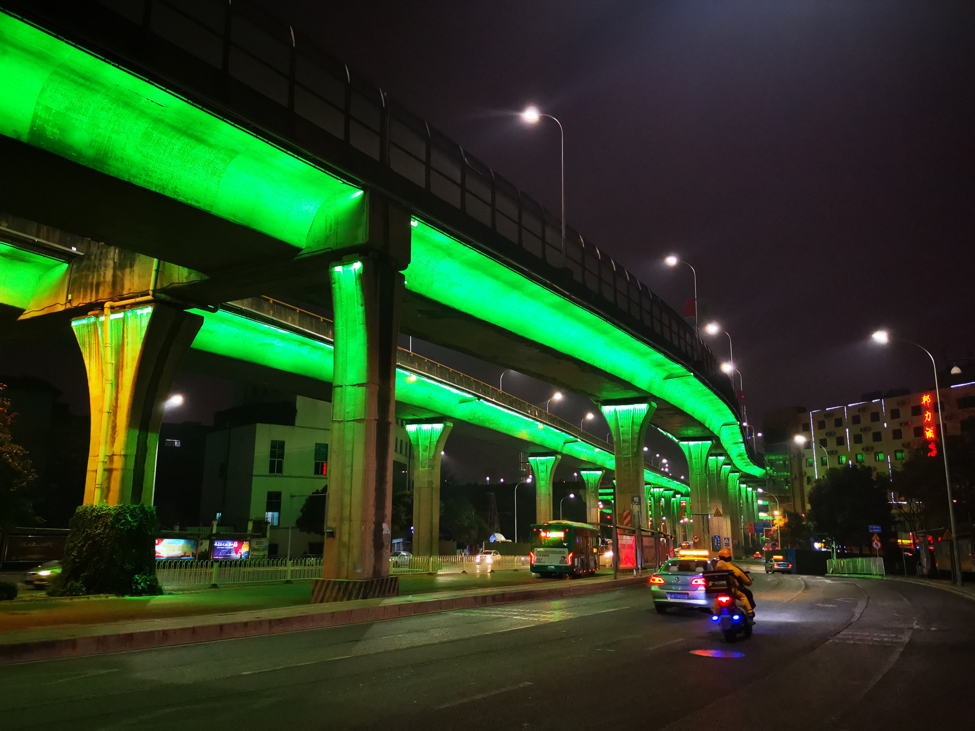 昆明人民东路高架桥的灯光,颜色很有个性