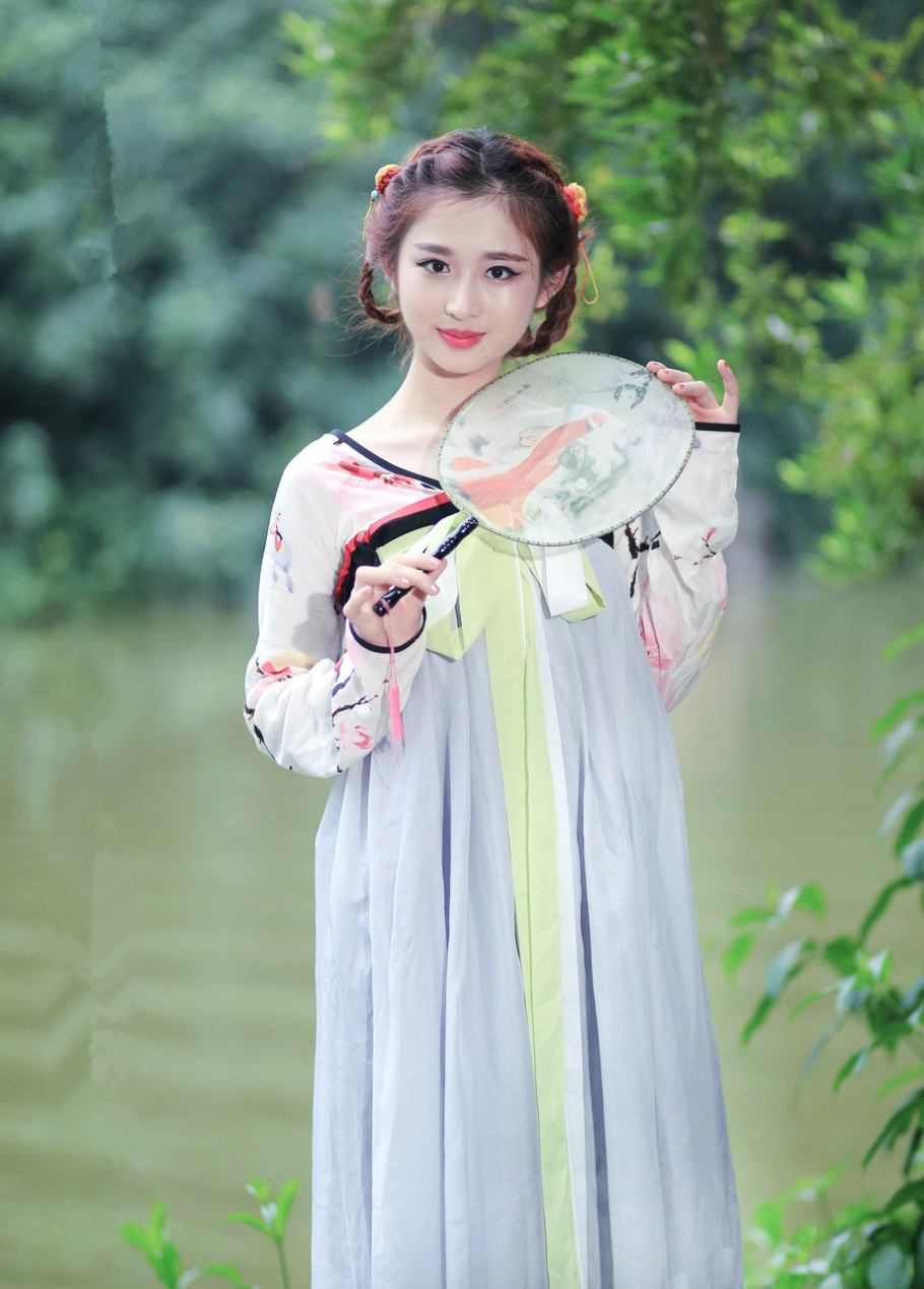 公园美景下的古韵汉服装美女姑娘