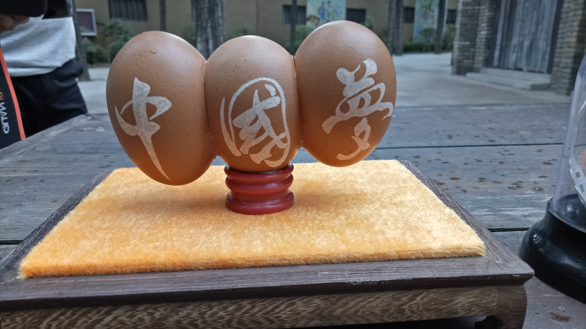 你能想象吗,有人在蛋壳上面雕刻出精美的图案?