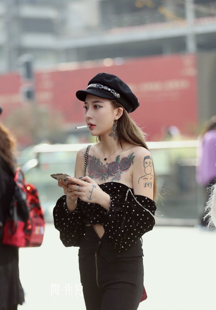 街拍:美女穿搭时尚个性,让人侧目,胸口纹身彰显另类美
