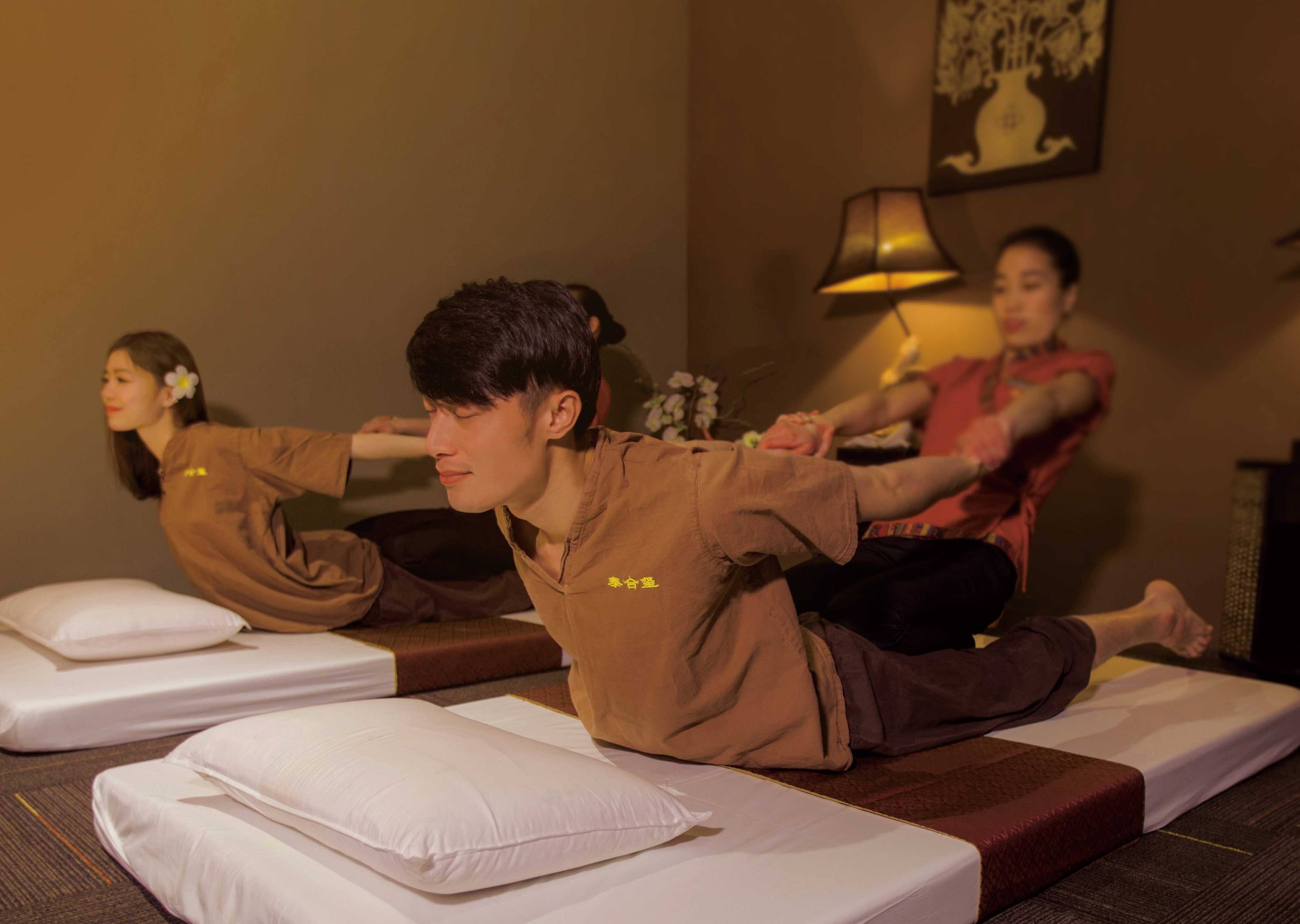 这种"特色服务"吸引大批男性游客到泰国旅游,妻子直呼没法管!