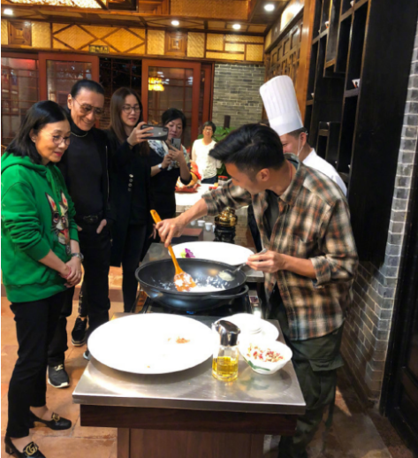 汪明荃晒合照,感谢谢贤父子请吃饭,网友:四哥旁边是张一山?