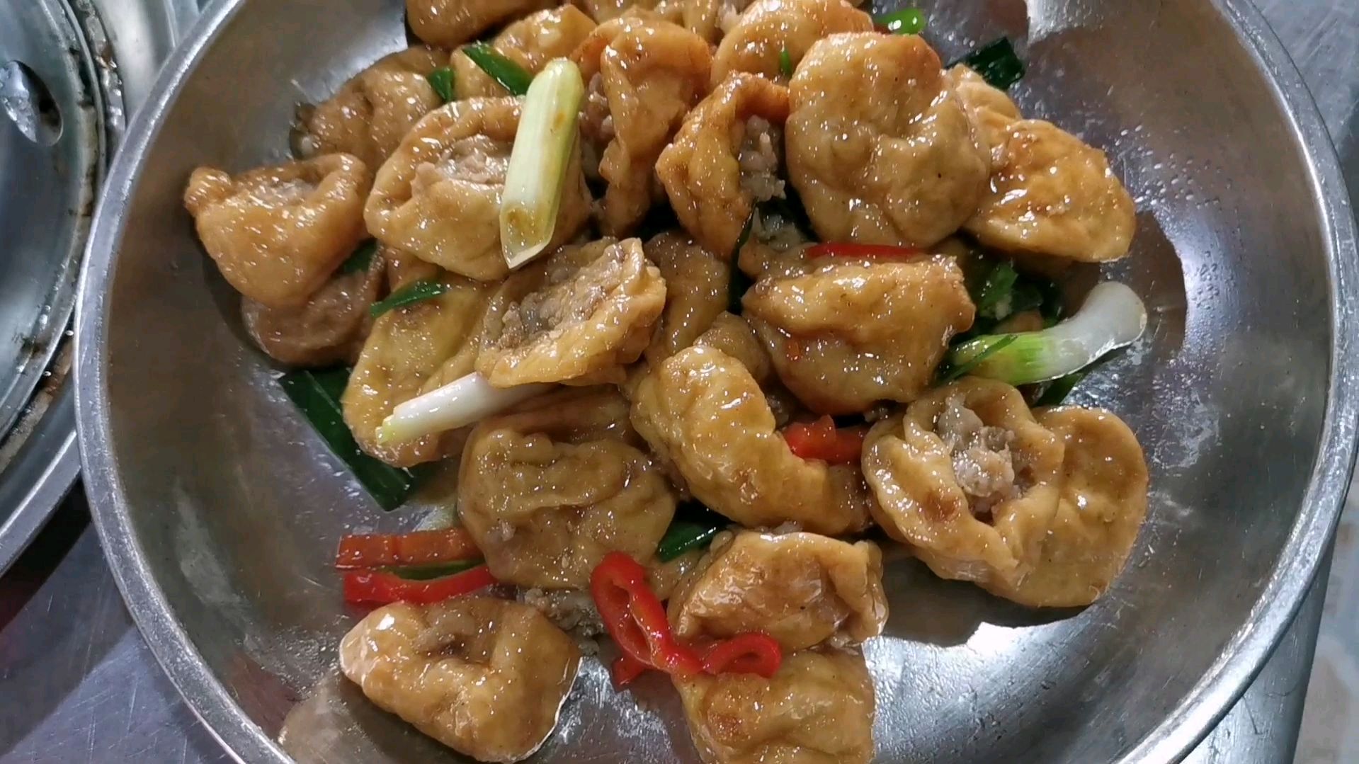 酿油豆腐家常做法,看乡村饭店师傅,这才是家常的味道