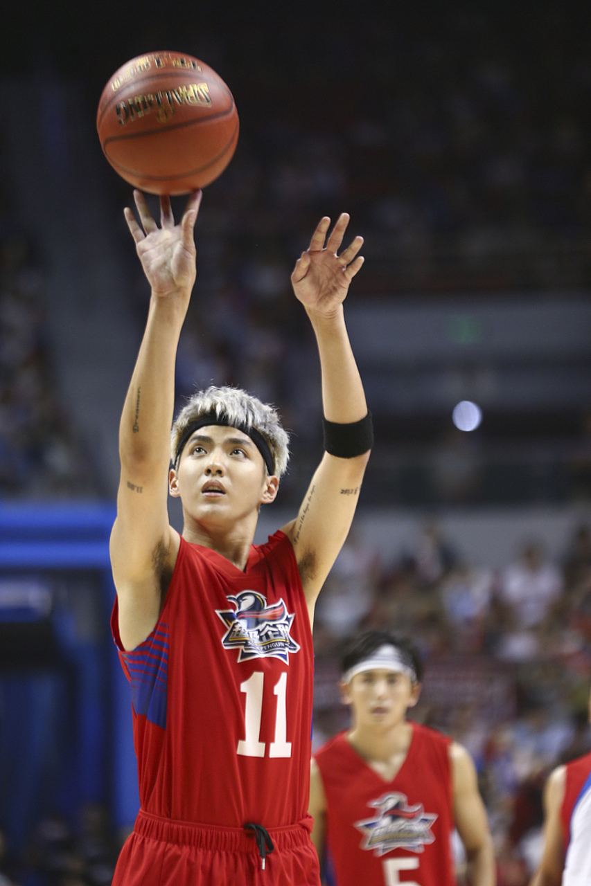 王俊杰ncaa首秀#  在昨晚的ncaa赛场上,一位中国小将王俊杰迎来了他