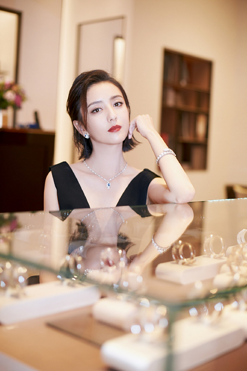 佟丽娅穿深v裙魅力不浅,拥有骨感身材的她简直可以说是衣服架子,白皙