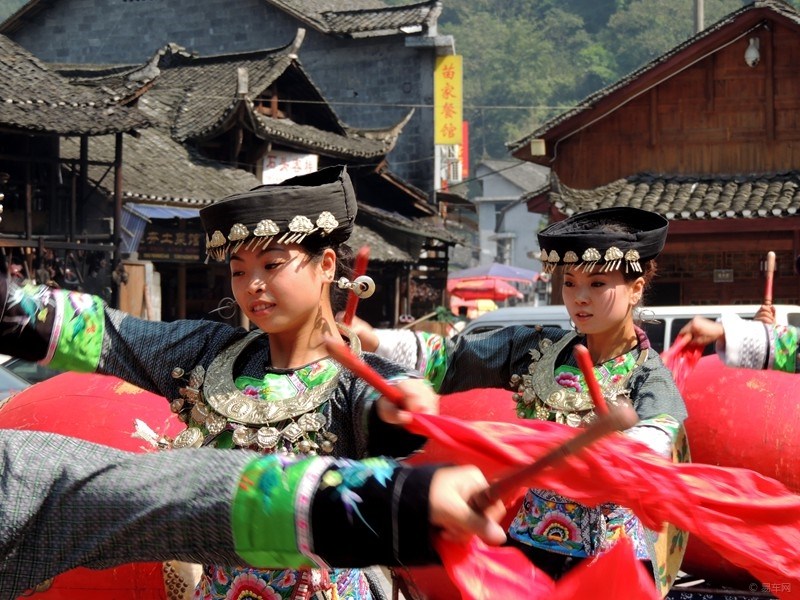 "悬崖上的苗鼓表演"传承民族文化的湘西苗鼓!