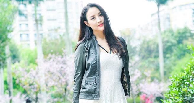 日前,柯佳青一组写真曝光,她坦言桃花没断过,但真要定下来对象不容易