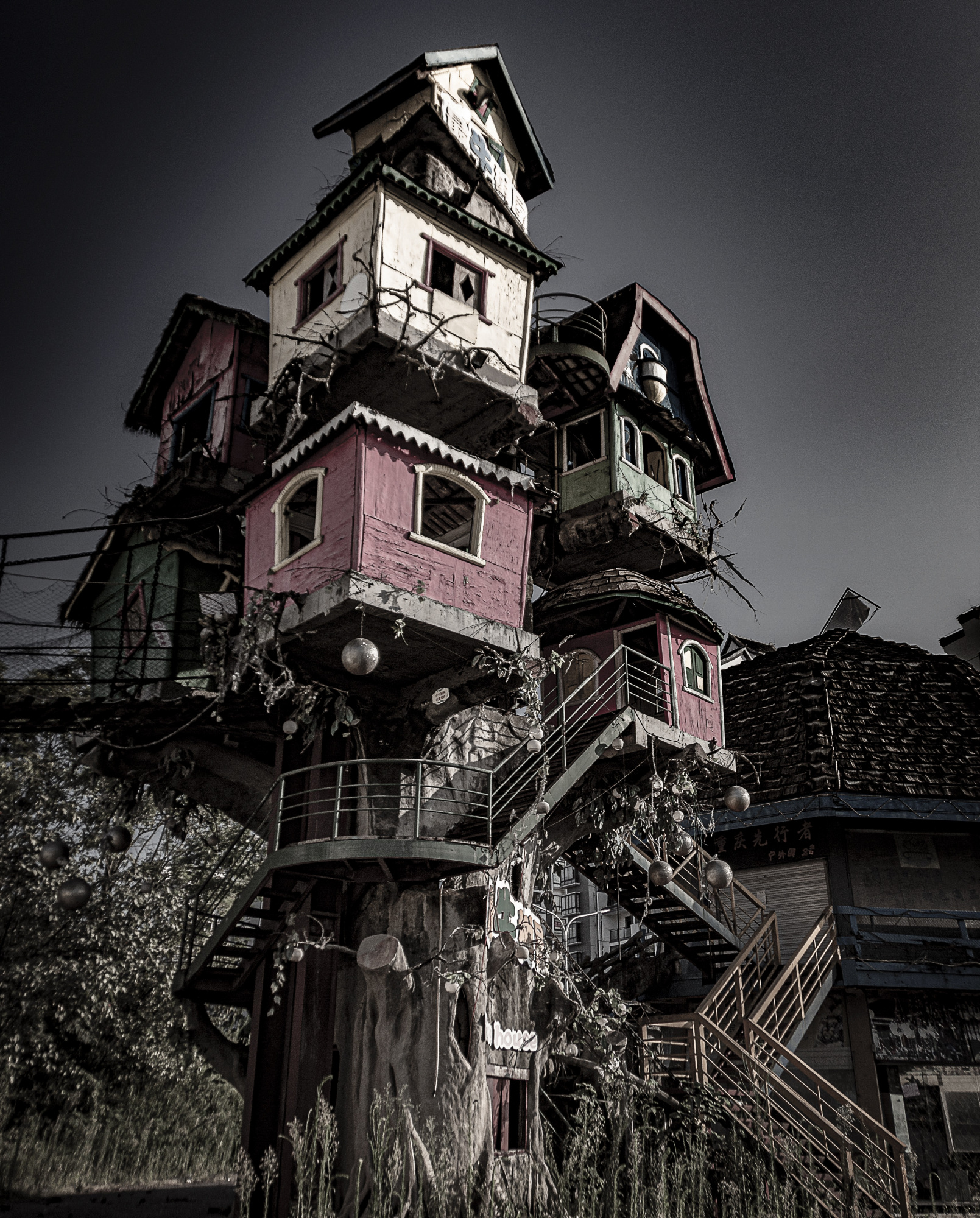 重庆市南岸区著名洋人街开始拆除:最牛树屋,最牛厕所将不复存在