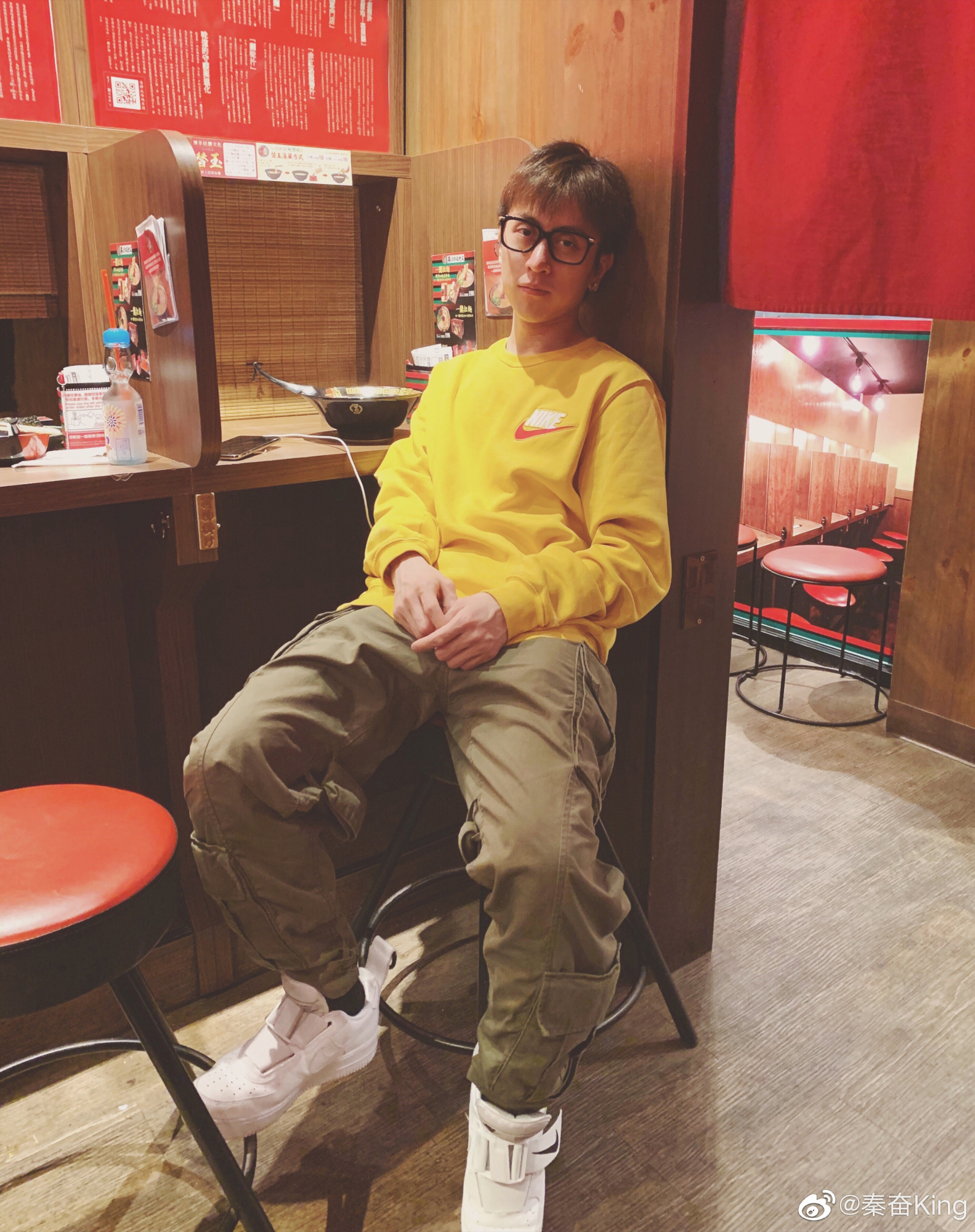 超级富二代秦奋金发造型,尽显颓废,手上带钻劳力士亮眼