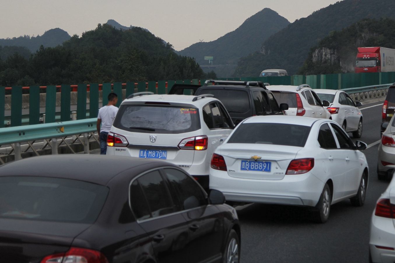 前车加塞超车,后车误把油门当刹车撞上去,需要承担责任吗?