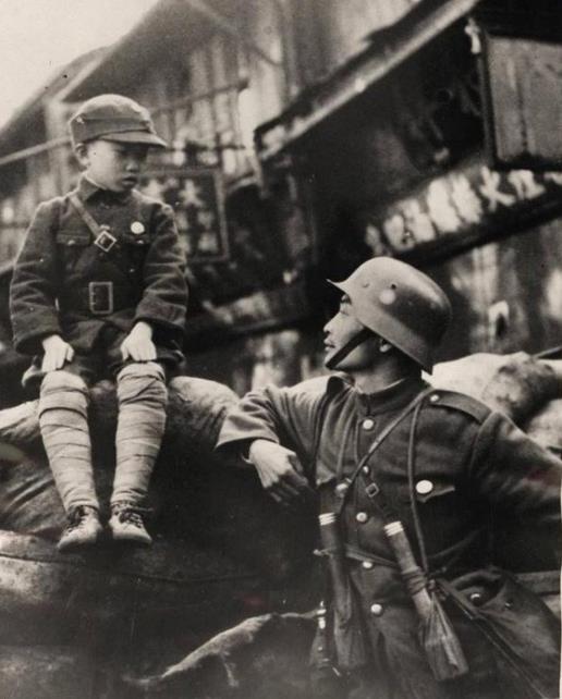 淞沪会战老照片:上海北站一片狼藉,儿童兵坐在防御工