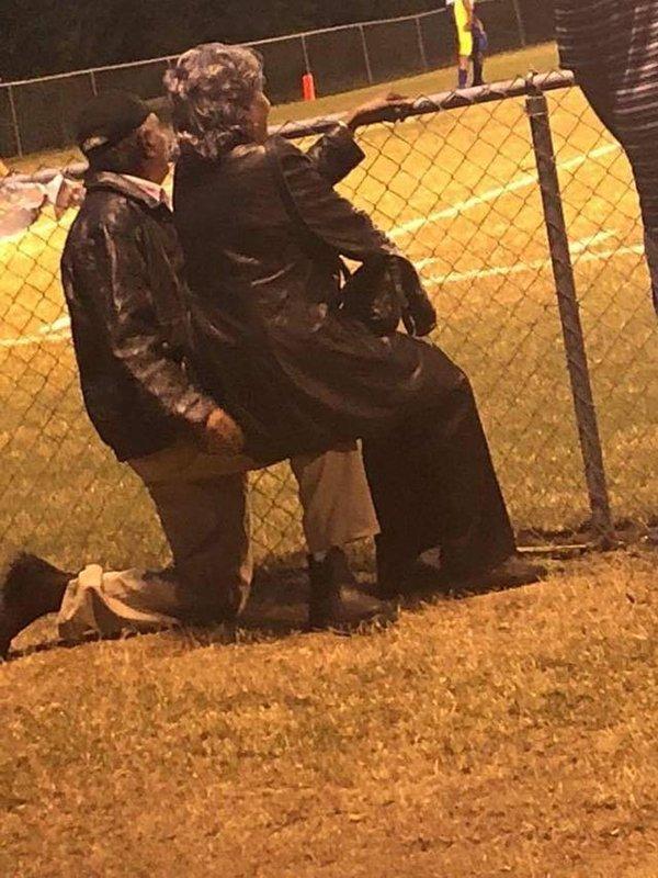 为妻子能坐着看球,老先生单膝跪地当人肉板凳