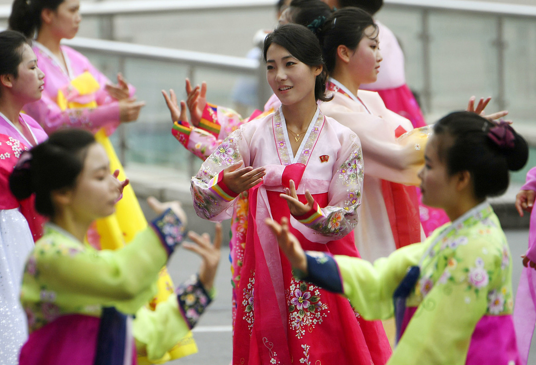 来朝鲜才知道的事情:蝴蝶结,及膝一步裙,肉色丝袜,这些在中国年轻女性