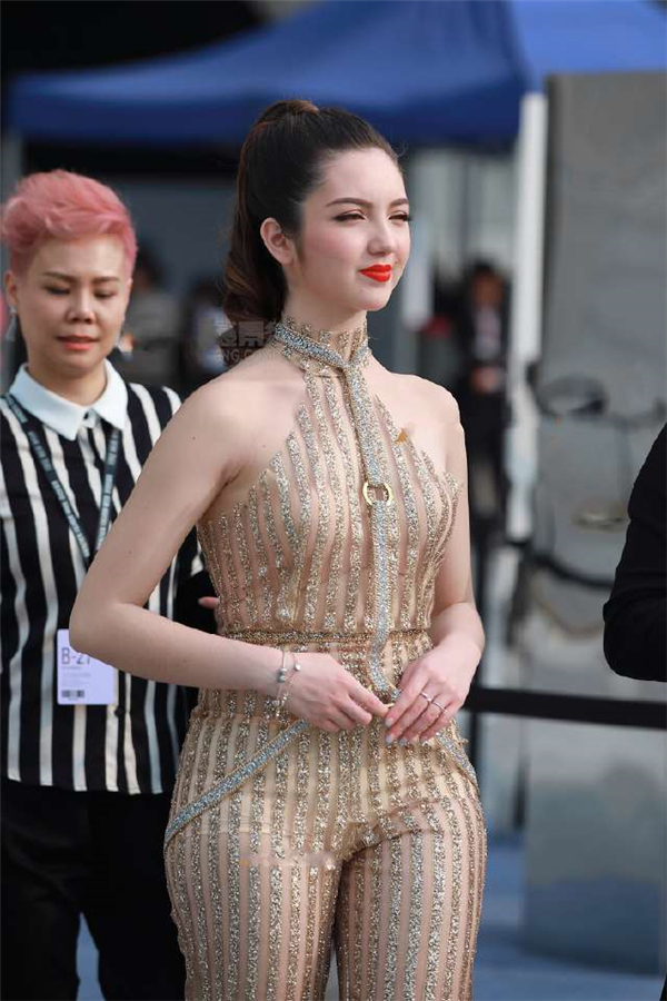 街拍:身材丰腴的美女,性感又撩人.