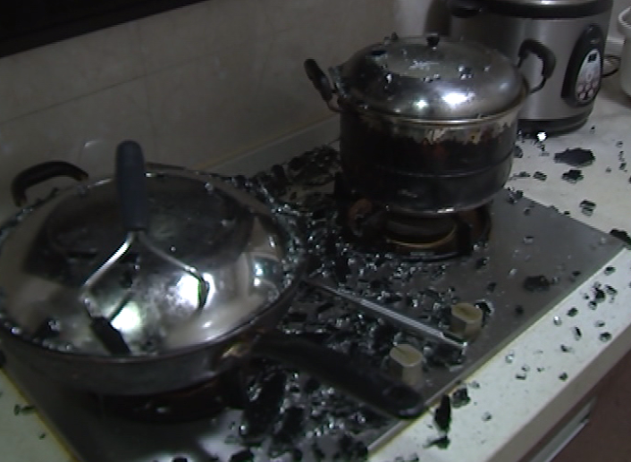 厨房里一声巨响 竟是油烟机爆炸 欧派曾承诺:钢化玻璃不会爆炸
