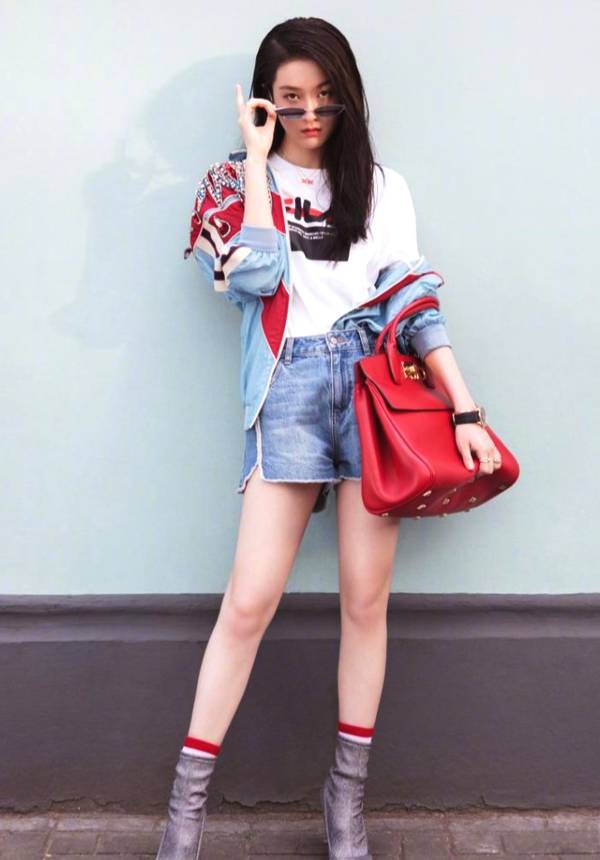 张雪迎穿撞色夹克搭配牛仔短裤亮相 帅气又时尚