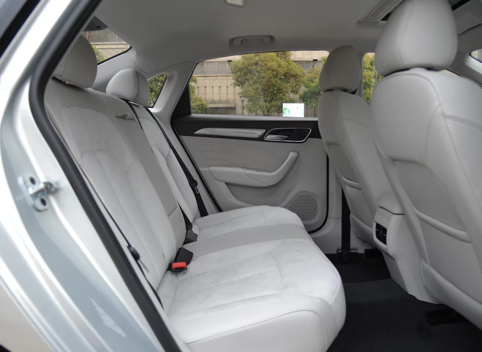 上汽集团-荣威ei6,霸气外观诠释不怒自威的气质,舒适内饰设计