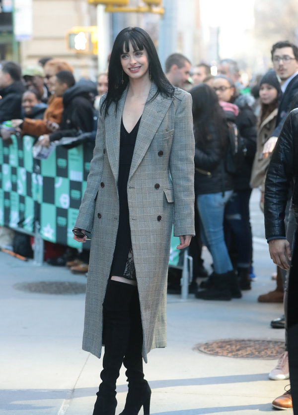 克里斯滕-蕊特深v配大衣英伦范儿足 和粉丝玩搞怪自拍