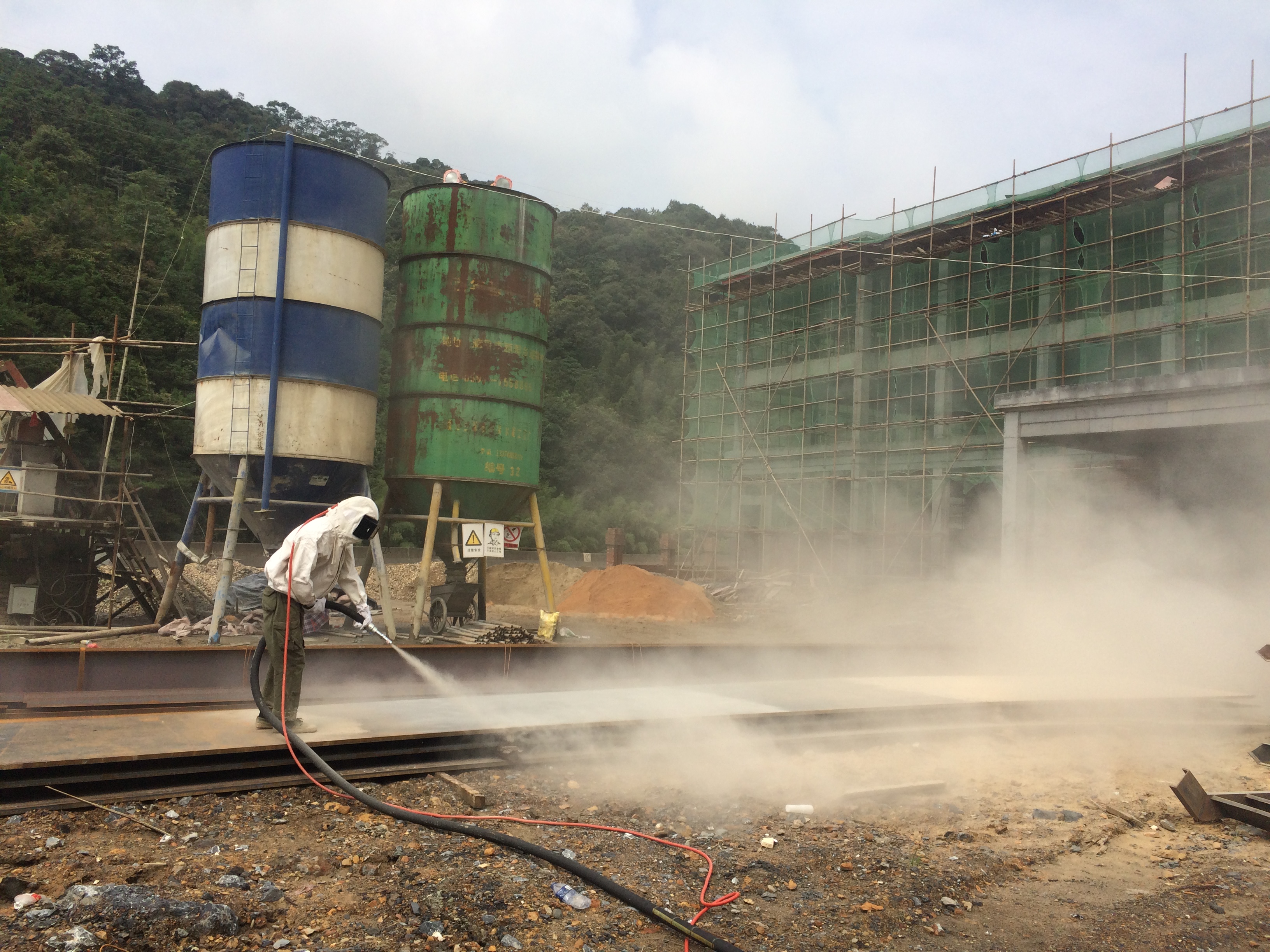 干式喷砂现场粉尘污染情况