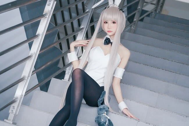 不一样的穹妹cos:黑色高跟鞋的穹妹,头上还有兔耳朵