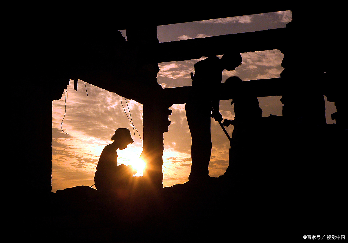 他是一位普通的搬运工人,收入不高,只能勉强维持生活