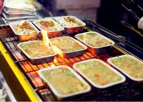 小伙子摆摊卖"烤粉丝",一份8块钱,来晚了攀交情也没用!