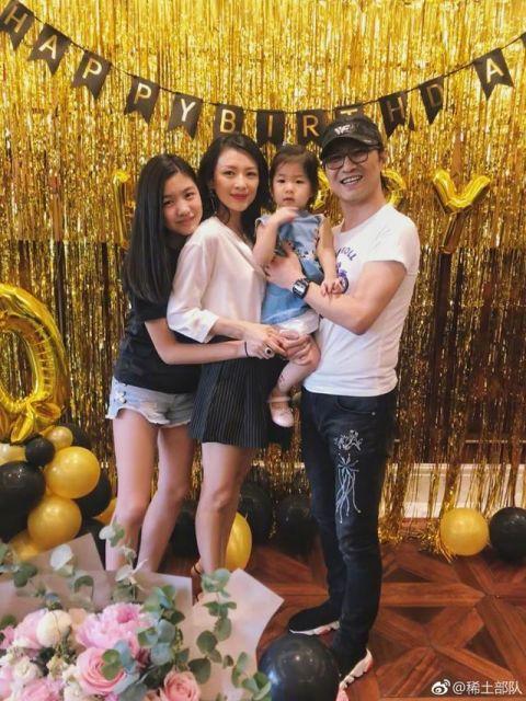 章子怡晒幸福全家照,13岁继女真是漂亮,醒醒长相随了汪峰