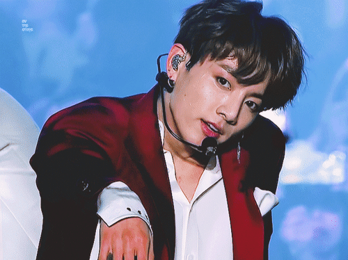 今天(昨晚aaa)也是创造传奇的防弹田柾国……超帅的idol投入部分