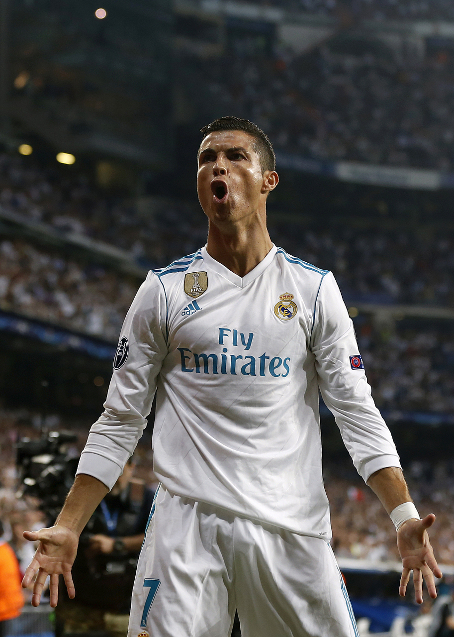 董方卓刚到曼联的时候是c罗帮忙提的行李,现在c罗依旧没有忘记这位