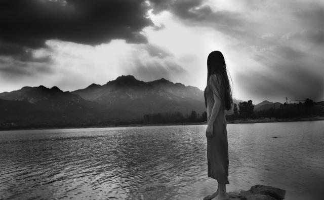 元宵节邀对之寒风萧瑟,游子踽踽独行背影的上联:风中寥落一孤客