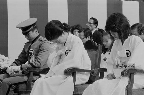 1979年朴正熙葬礼老照片:汉城百万民众为其送葬,朴槿惠姐妹痛哭