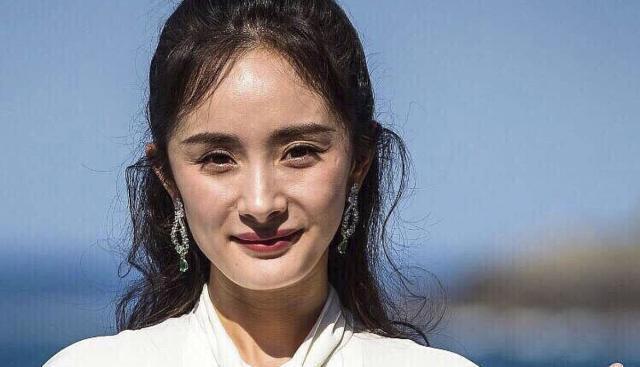 杨幂脸真崩了?精修图难掩皱纹,鼻孔外翻,粉丝斥工作室魔鬼p图