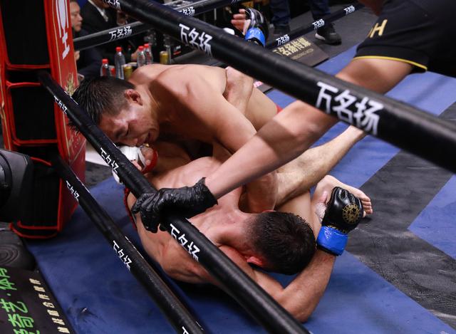 崔刘才血战四局拿下荣耀擂台十连胜,咬牙硬拼打得对手满脸是血!