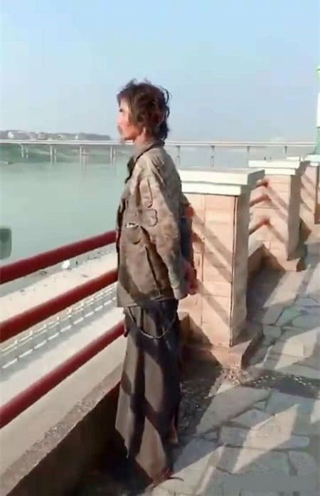 流浪汉因君临天下的站姿走红,引众人合拍,网友:微臣接驾来迟