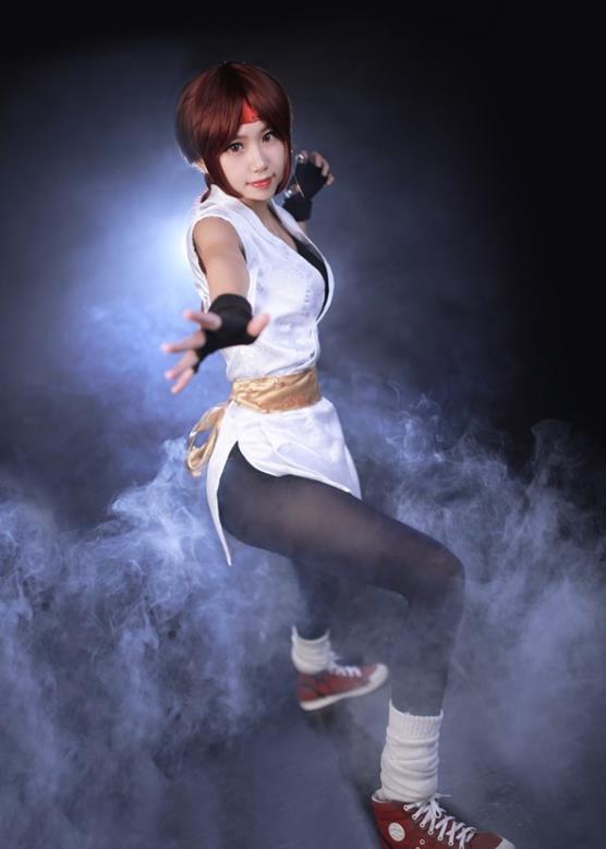 图为坂崎由莉,也叫百合,韩国的妹子扮演的,拳皇cos,网友:八神,算了吧!