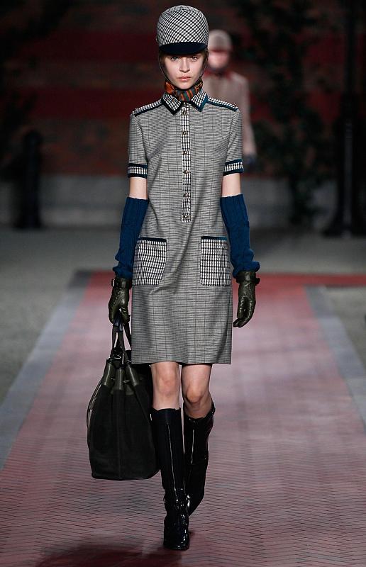 很多女孩的衣服都偏向暗色调,这样会让脸上的神采也变得暗淡了不少.