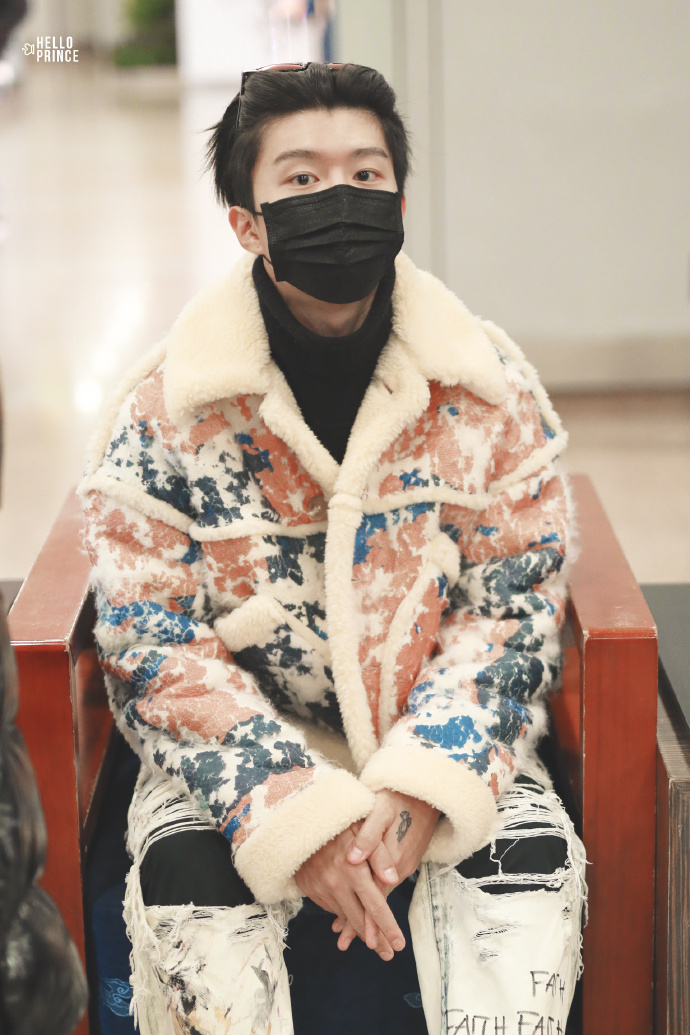 范丞丞戴口罩穿羊羔绒外套搭配破洞裤现身机场,坐椅子上太呆萌了