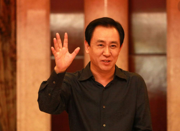 许家印和妻子丁玉梅回到河南省周口市太康县老家看望父老乡亲.