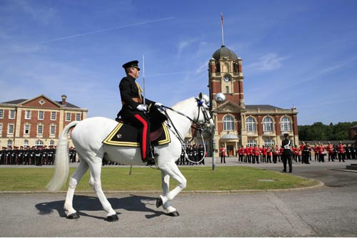 英国顶尖军事学校——桑赫斯特皇家军事学院,英国女王亲自阅兵