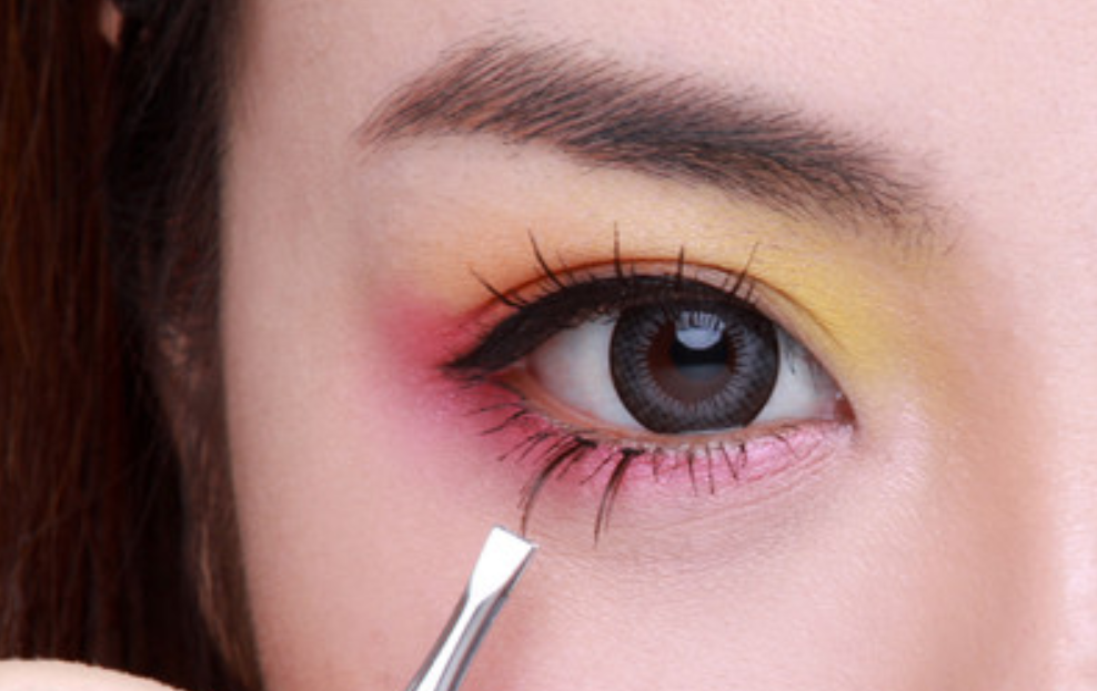 化妆新手只要选对了眼影,就能够简单的化出一款自然美观的眼妆!