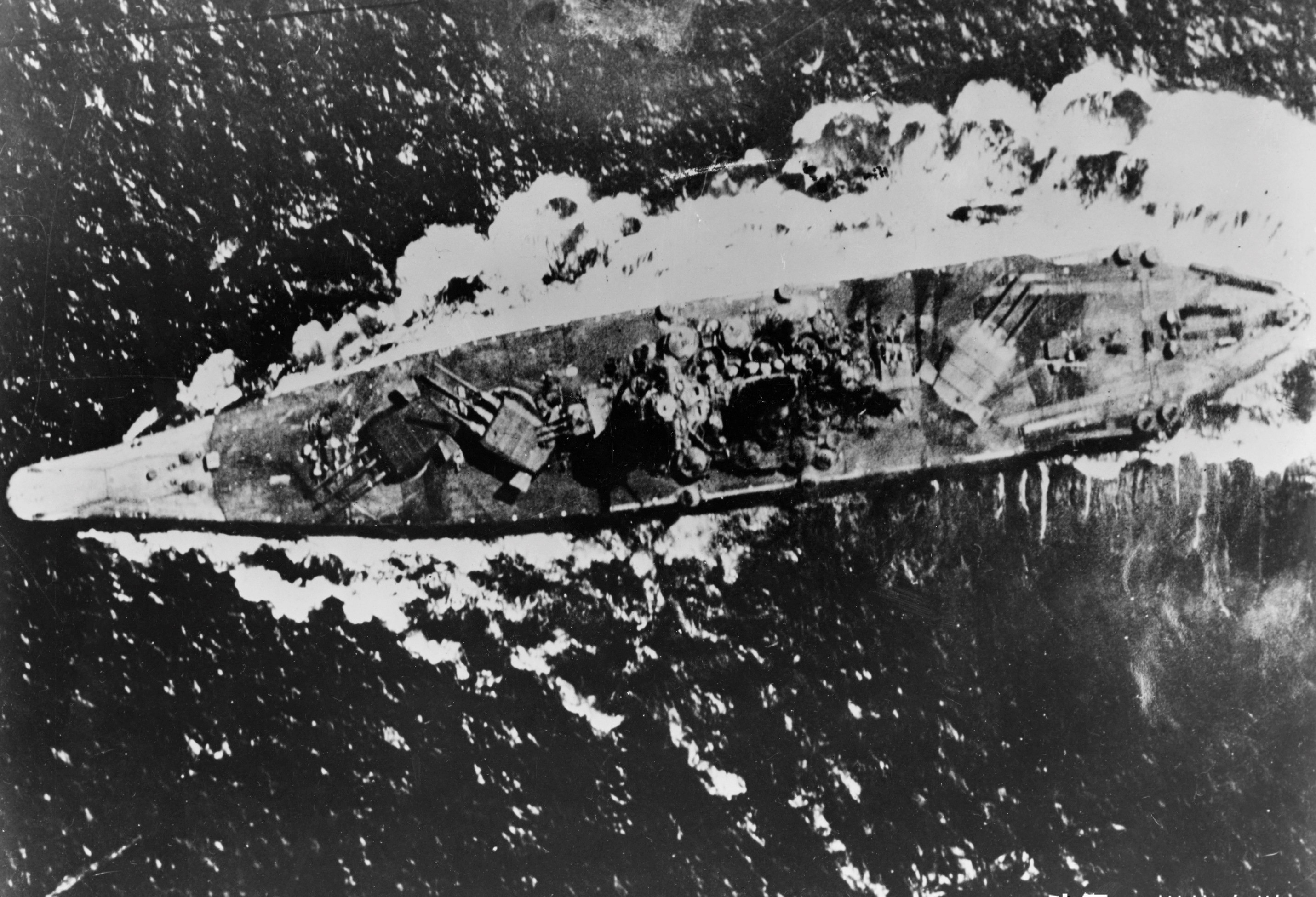 1941年12月16日大和号战列舰竣工并被编入日本海军联合舰队.