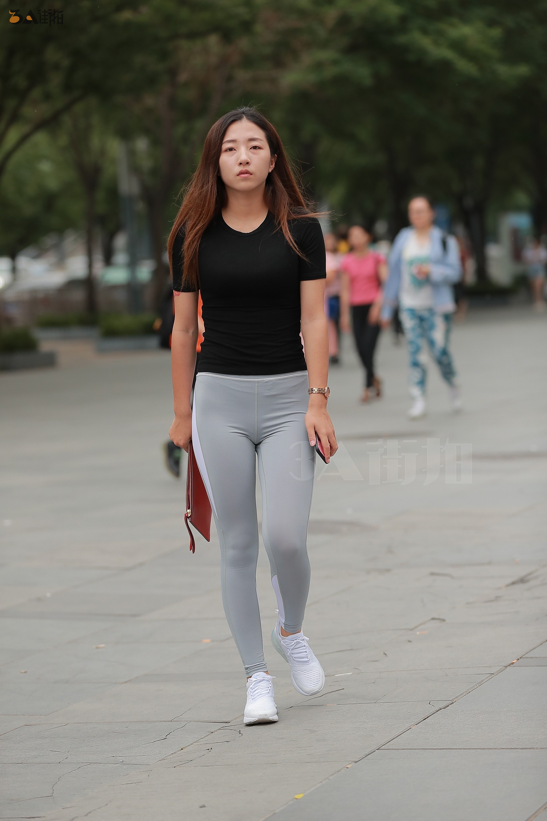 美女穿紧身衣配紧身裤,简单的搭配穿出极致时尚感!