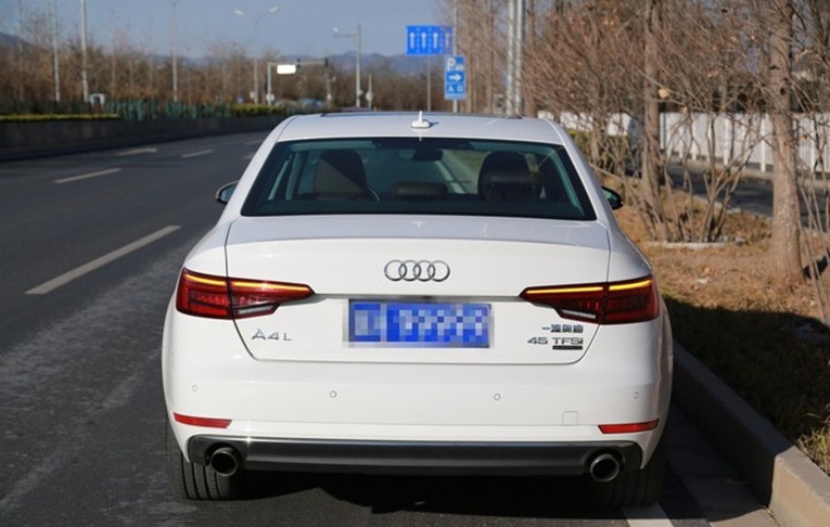 奥迪a4l提车作业:a4l超车的时候用拨片手动调一档,感觉要上天啦